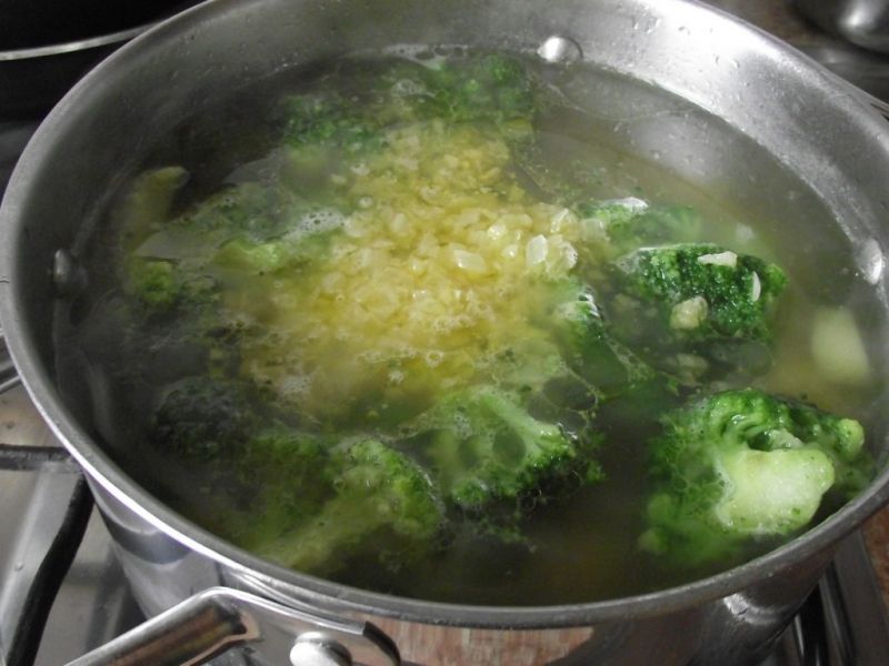 Zupa krem z brokuła z pestkami dyni i grzankami