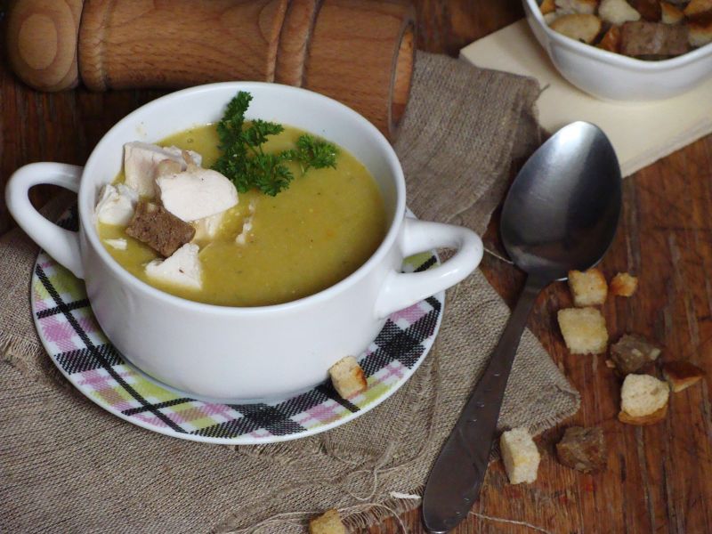 Zupa krem z brokułów z pieczonym kurczakiem 