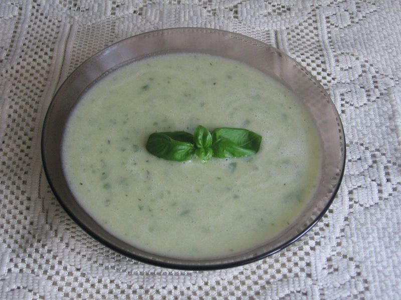 Zupa krem z cukini ze świeżą bazylią