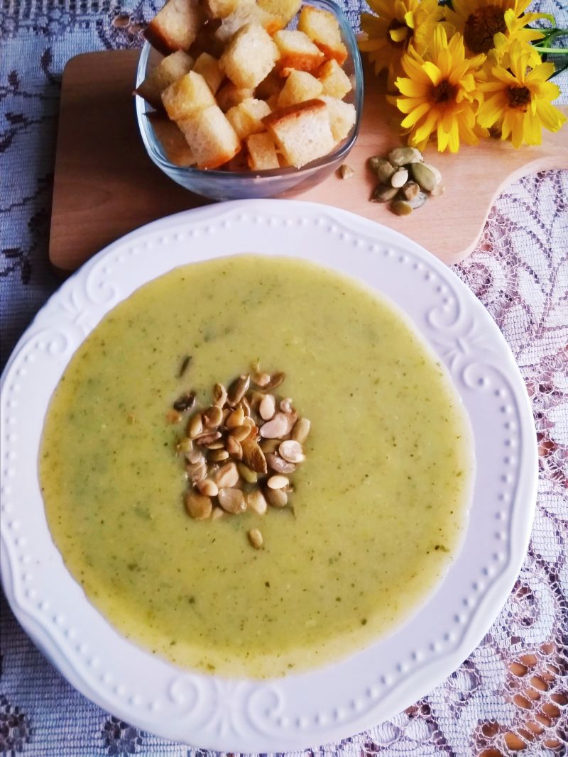 Zupa krem z cukinii z grzankami.