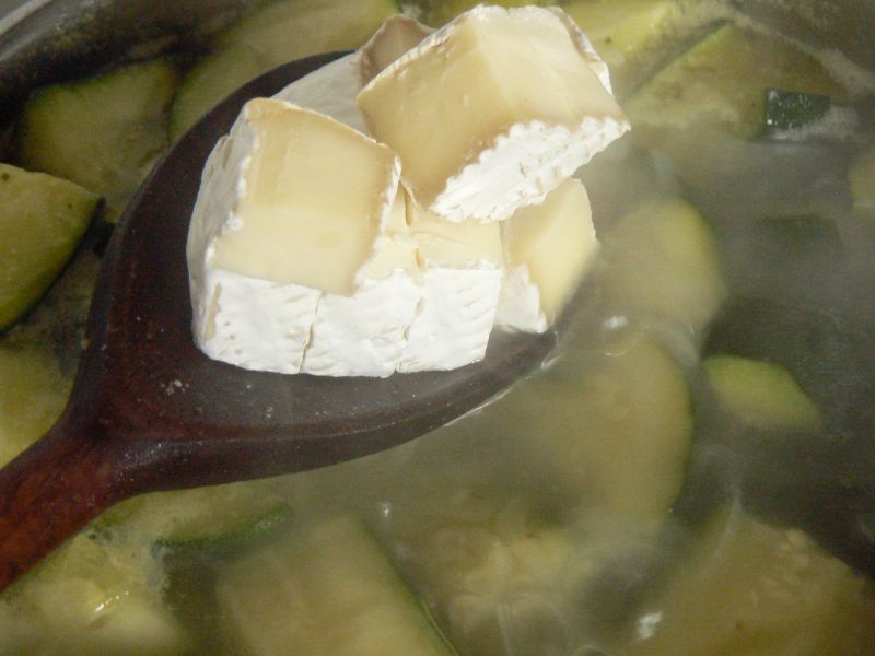 Zupa krem z cukinii z serem camembert