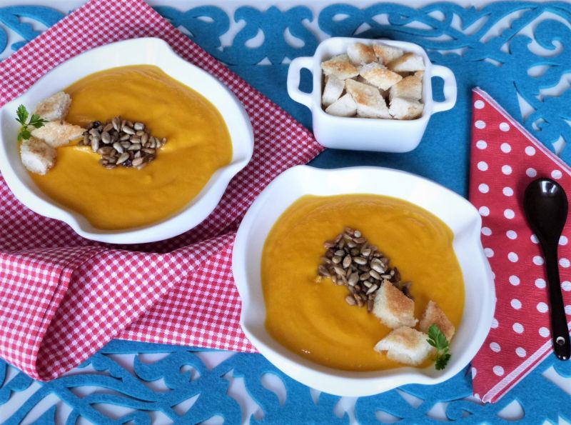Zupa krem z dyni i marchewki  Zupa krem z dyni i marchewki