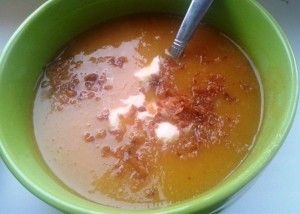 Zupa krem z dyni z imbirem i suszoną cebulką