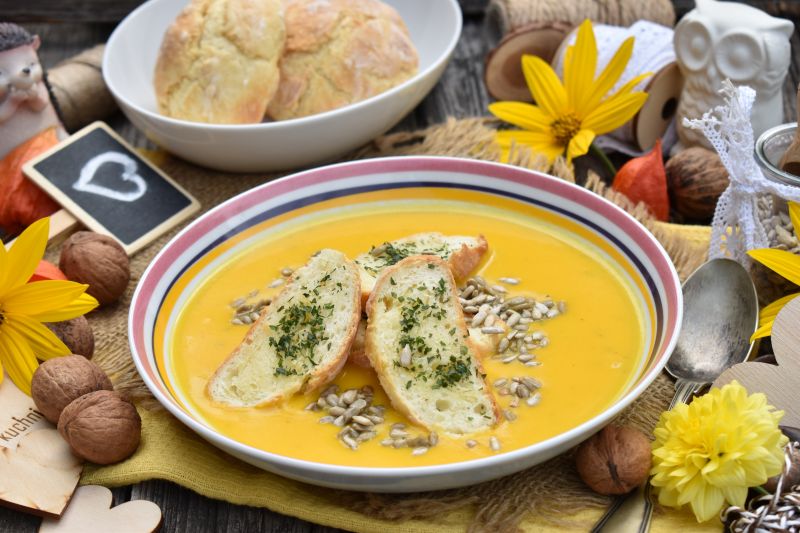 Zupa krem z dyni z maślanymi grzankami Zupa krem z dyni z maślanymi grzankami