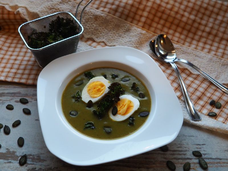 ZUPA KREM Z JARMUŻU Z JAJKIEM I CHIPSAMI