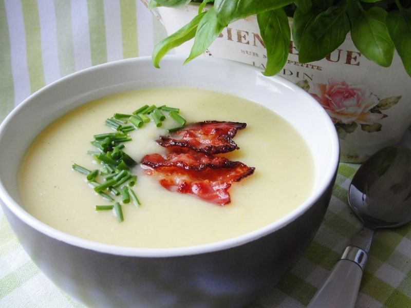 Zupa krem z kalafiora z chipsami z boczku