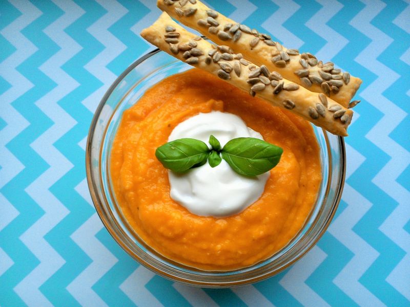 Zupa krem z marchewki z francuskimi paluszkami 