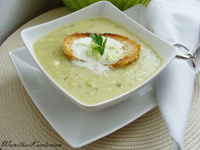 Zupa krem z pora z grzanką z chleba Zupa krem z pora z grzanką z chleba