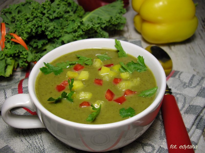 Zupa krem z soczewicy, cukinii i jarmużu 
