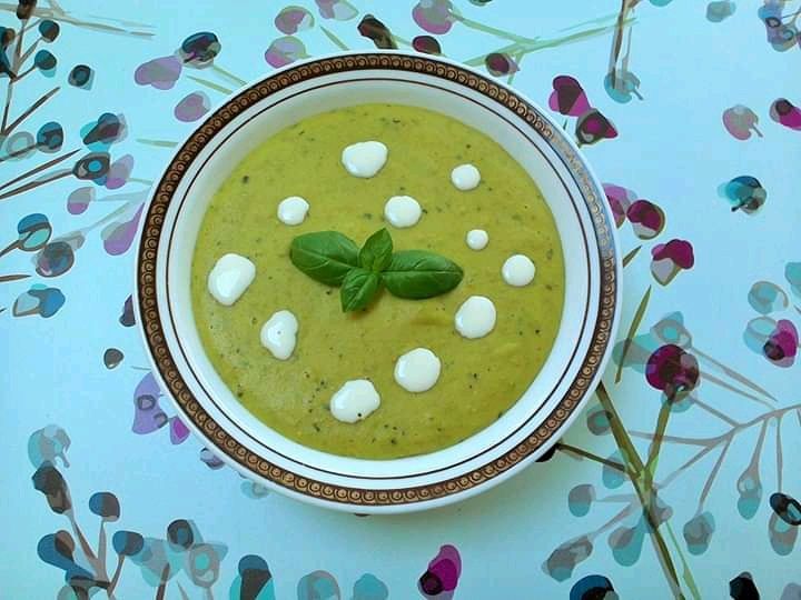 Zupa krem z zielonego groszku z płatkamii