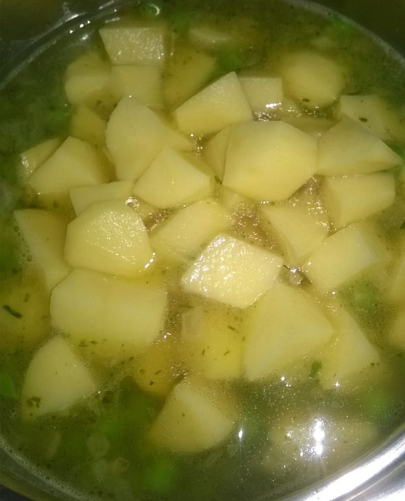Zupa krem z zielonego groszku z płatkamii
