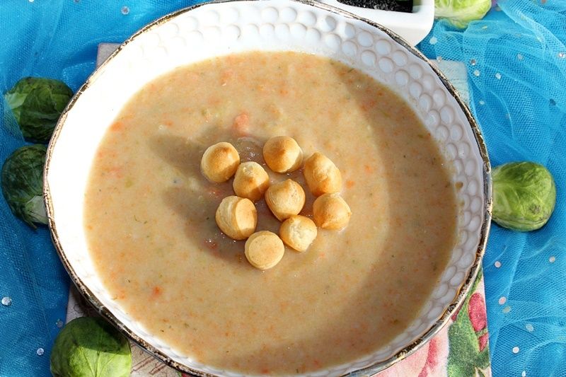 Zupa krem z ziemniakami, marchewką i brukselką
