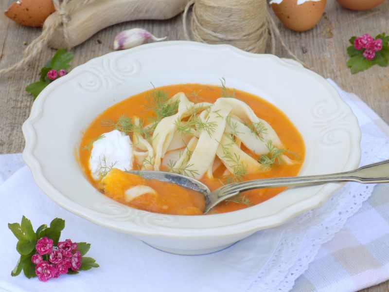 Zupa krem ze świeżych pomidorów z makaronem