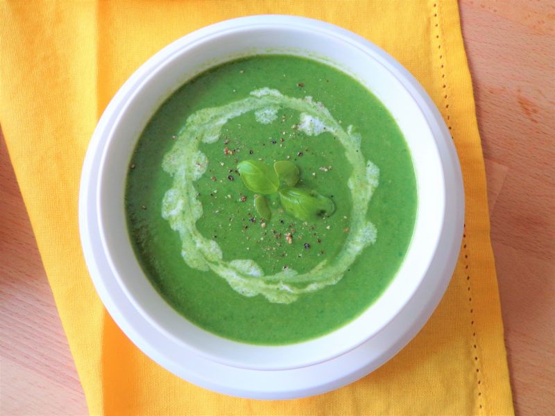 Zupa krem ze szparagów, szpinaku i bazylii