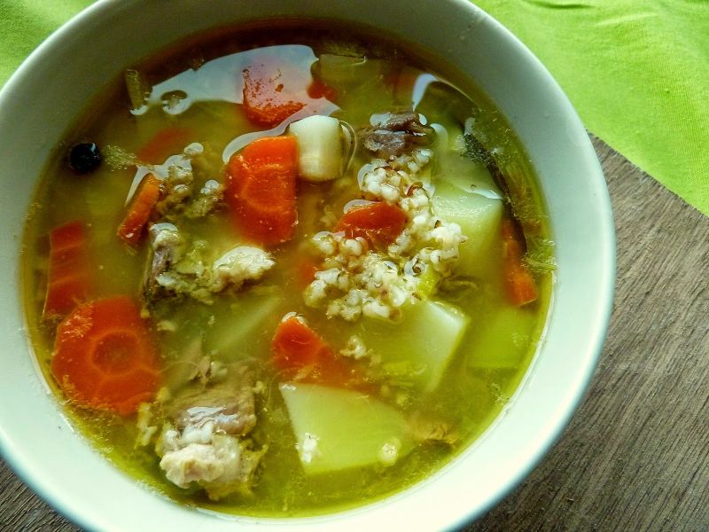 Zupa krupnik gotowana na gęsich skrzydełkach