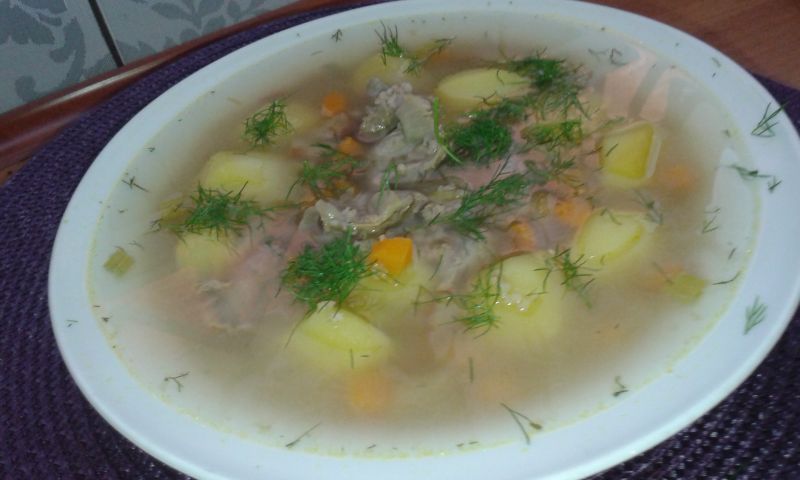 Zupa krupnik na żołądkach z kurczaka