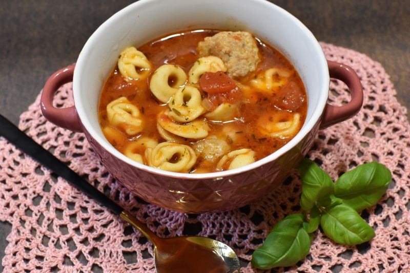 Zupa kulkami mięsnymi Zupa kulkami mięsnymi