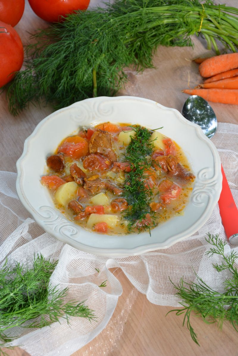 Zupa kurkowa z pomidorami i koperkiem 