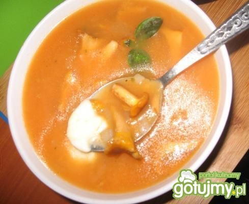 Zupa kurkowa z sokiem z marchwi i serem