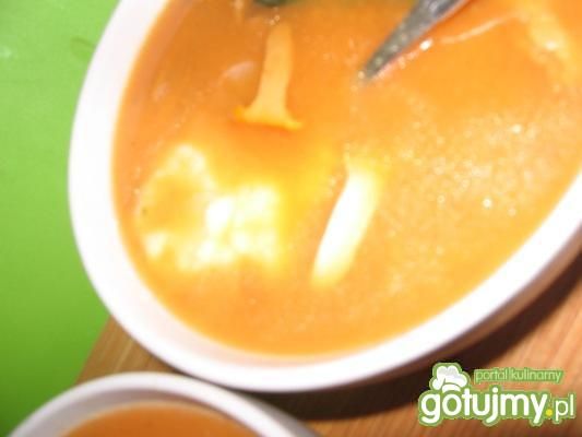 Zupa kurkowa z sokiem z marchwi i serem
