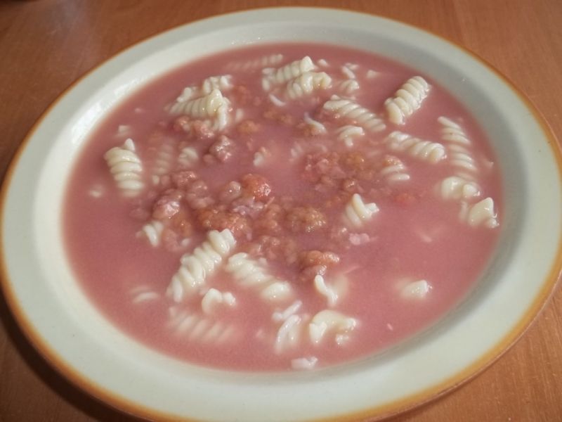 Zupa malinowa z makaronem