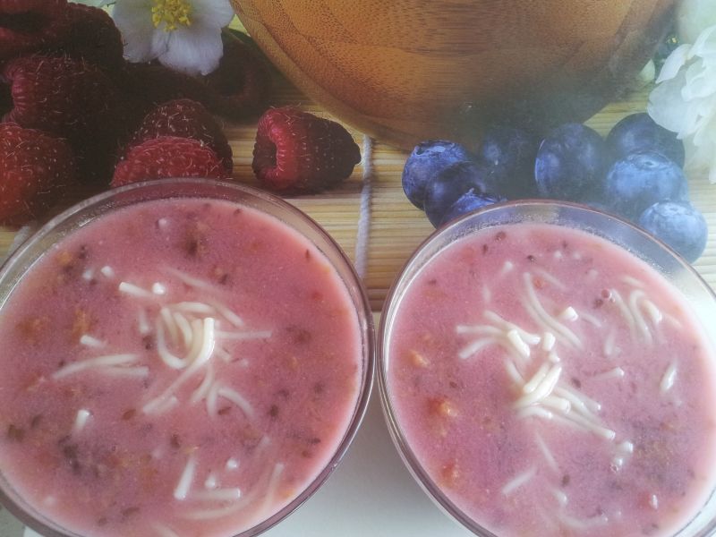 Zupa malinowa z siemieniem lnianym i rodzynkami. Zupa malinowa z siemieniem lnianym i rodzynkami.