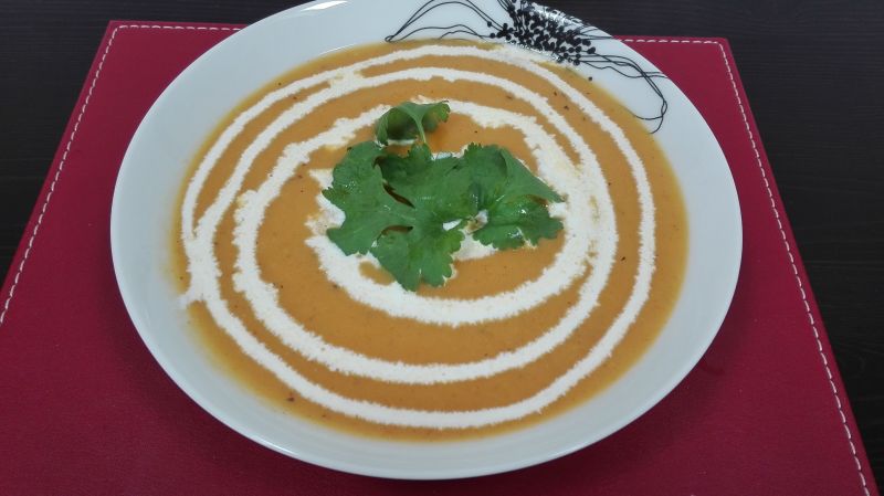 Zupa marchewkowa z kolendrą