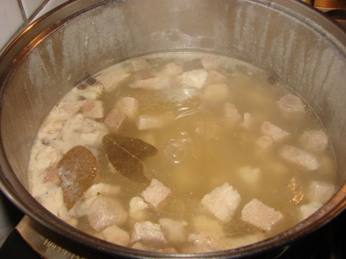 Zupa mięsna z pieczarkami i papryką