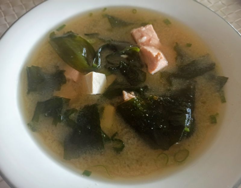 Zupa miso z łososiem i tofu Zupa miso z łososiem i tofu