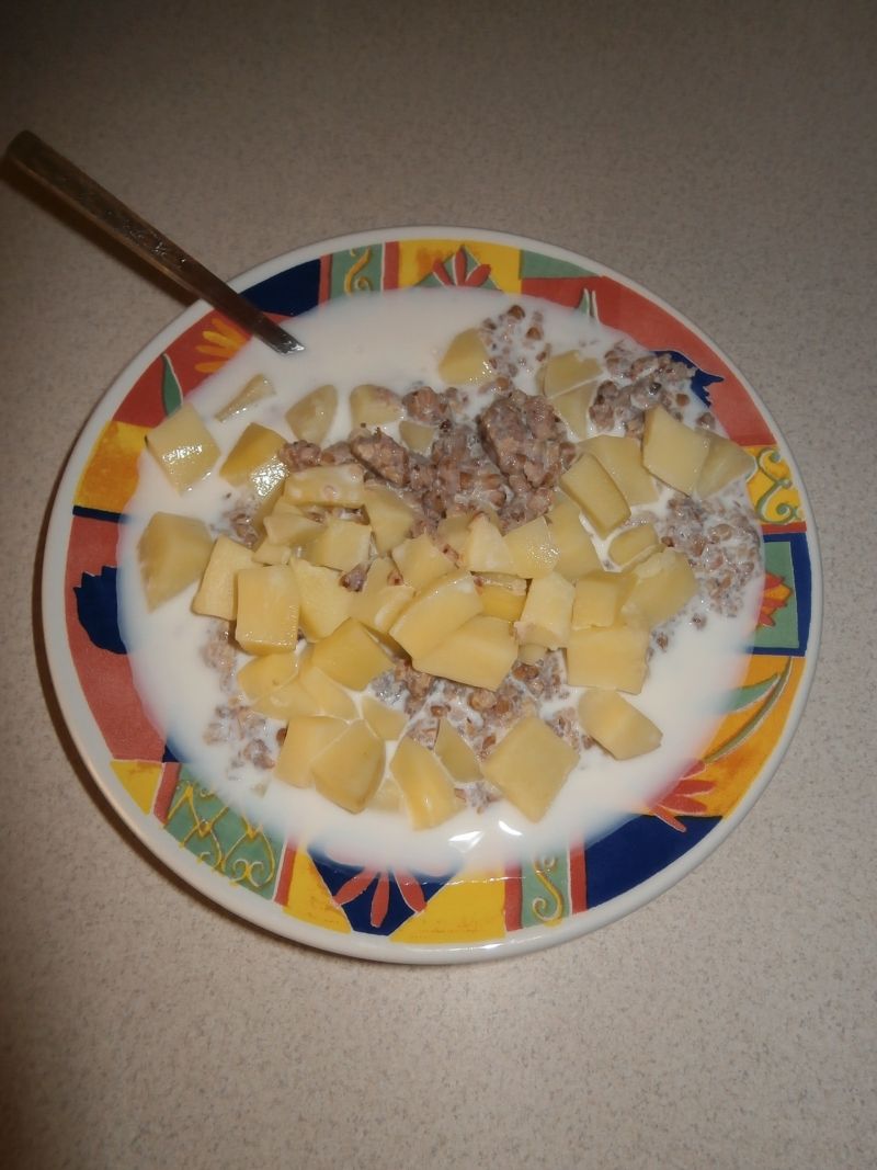 Zupa mleczna z kaszą gryczaną i ziemniakami