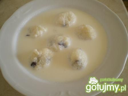 Zupa mleczna z kulkami ryżowymi