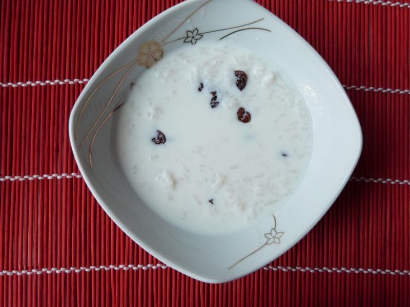 Zupa mleczna z migdałami, ryżem i rodzynkami Zupa mleczna z migdałami, ryżem i rodzynkami