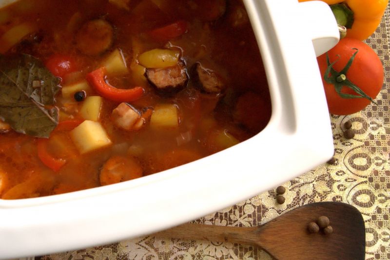 Zupa na sposób cygański z wędzoną kiełbasą
