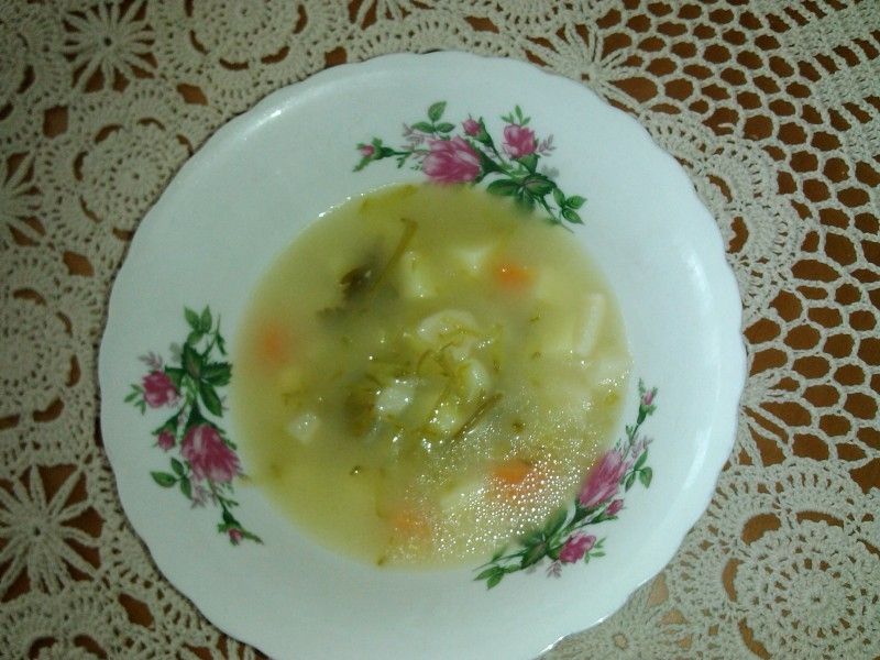 Zupa ogórkowa na kościach z ziemniakami 