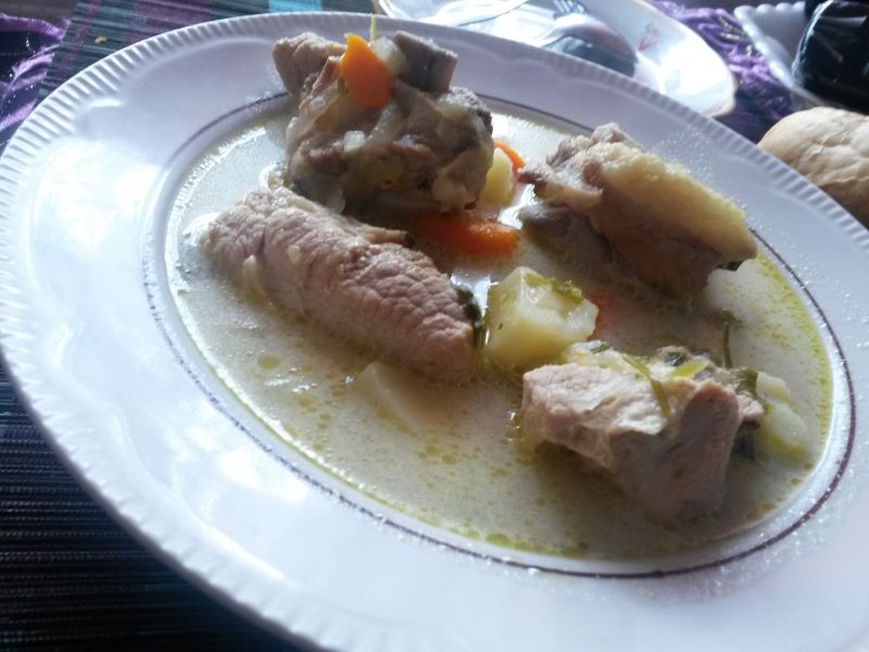 Zupa ogórkowa na żeberkach