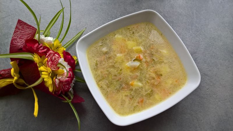 Zupa ogórkowa z białą rzodkwią na żeberkach