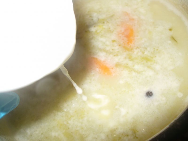 Zupa ogórkowa z dodatkiem kaszy manny