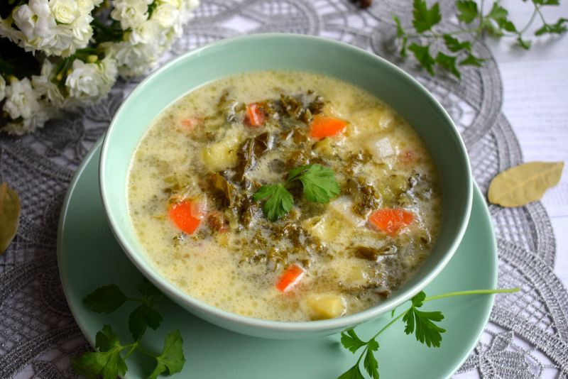 Zupa ogórkowa z jarmużem na wywarze drobiowym