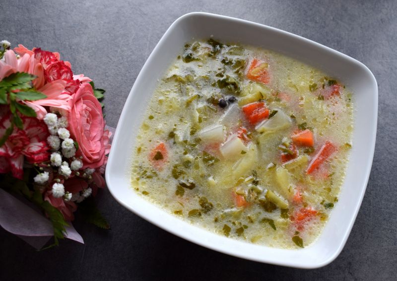 Zupa ogórkowa z kalarepą i papryką