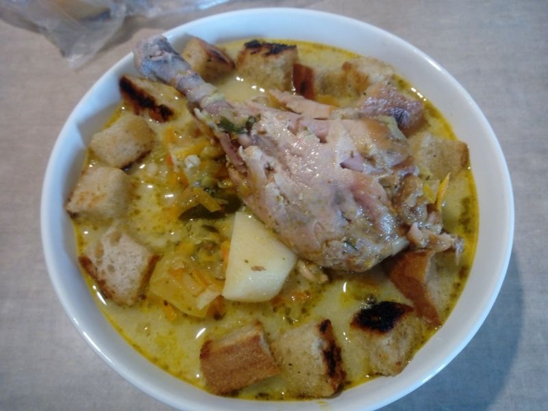 Zupa ogórkowa z kaszą i grzankami