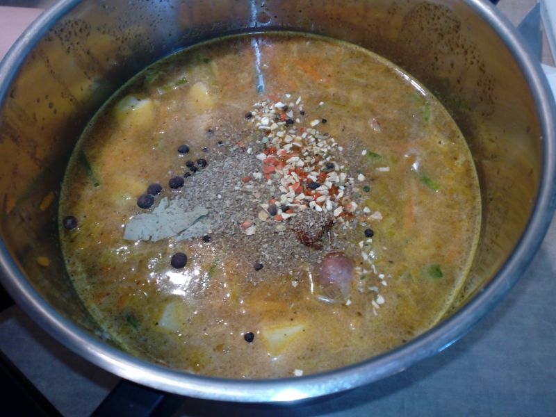 Zupa ogórkowa z kaszą i grzankami