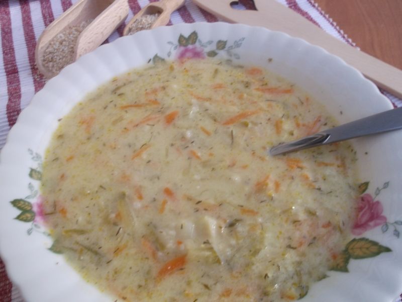 Zupa ogórkowa z kaszą jęczmienną Zupa ogórkowa z kaszą jęczmienną