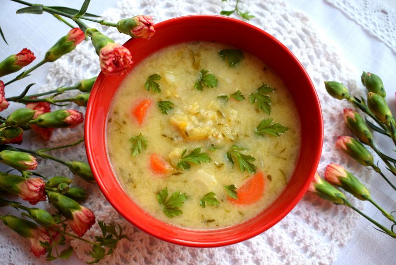 Zupa ogórkowa z kaszą jęczmienną i soczewicą