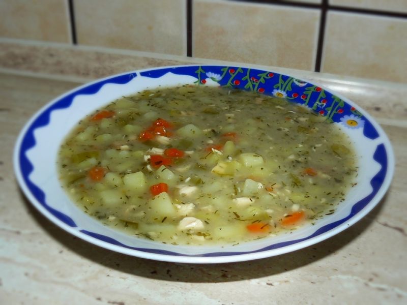 Zupa ogórkowa z kurczakiem