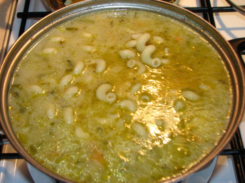 Zupa ogórkowa z makaronem