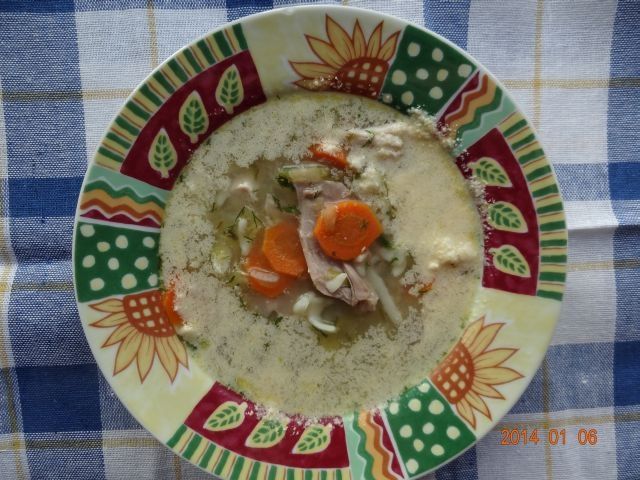 Zupa ogórkowa z mięsem