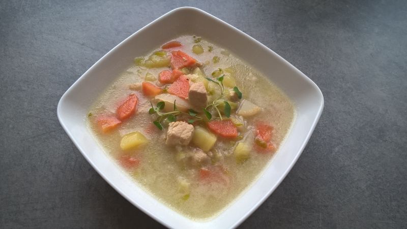 Zupa ogórkowa z mięsem i kapustą pekińską