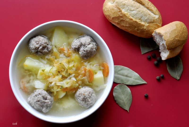 Zupa ogórkowa z mięsnymi kulkami Zupa ogórkowa z mięsnymi kulkami