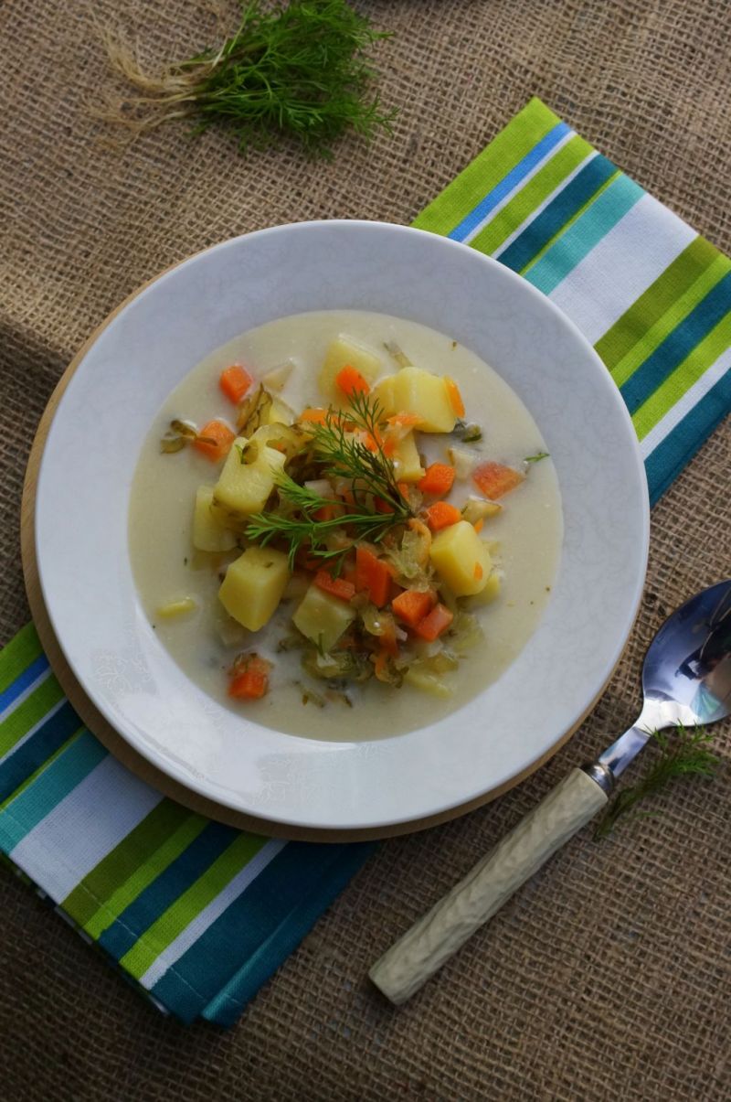 Zupa ogórkowa z ogórków małosolnych 