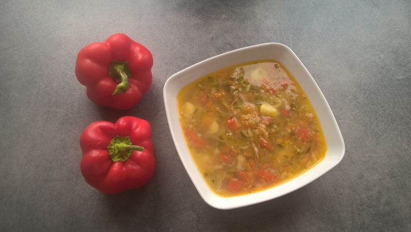 Zupa ogórkowa z papryką Zupa ogórkowa z papryką